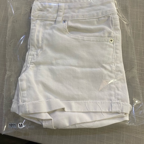 American Eagle Women’s Shorts in white. Women’s size 8 - Picture 16 of 16